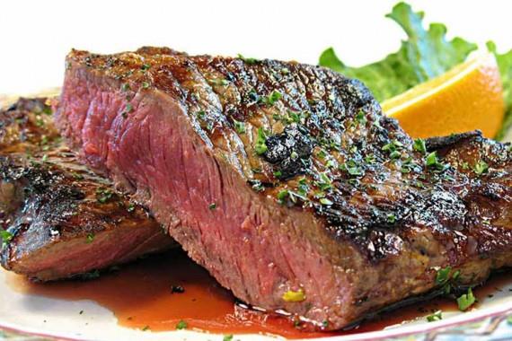 Et, ne kadar uzun sre marine edilirse pimesi de o kadar abuk oluyor. Evde olan malzemelerle hzlca marine iin sos hazrlamak istiyorsanz: St, zeytinya, sarmsak ve soan kullanabilirsiniz. Hava almadndan etin olduunuz cam ya da metal kap ierisinde buzdolabnda bekletilen et ile sosun iyice kart gzlemlenebilir. Ayrca dondurucudan karlan eti de marine ederek yumuatabilirsiniz.