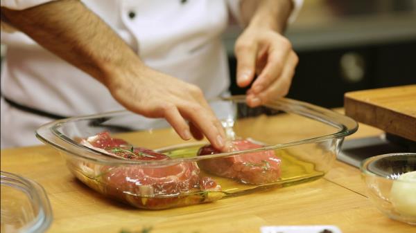 <p><b>Et Marinasyonu</b></p>  Et yemeklerinde zellikle de zgara et yemeklerine etin yumuatmak (rtmek) ve kurutmadan pimesini salamak iin taze ot ve baharatlar (defne, kini, tarhun, rezene, biberiye,hardal, kereviz), st, zeytinya, arap ya da sirke ve baharat karmlarndan hazrlanan soslarn ortak ad marine... Marinasyon ile et ierisindeki besin deerlerini ortaya da karm olursunuz.