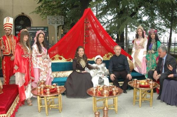 Trbenin hemen nne kk Mehmet iin kurulan tahta oturan misafirler, snnet ocuuyla bol bol fotoraf ektirdi.