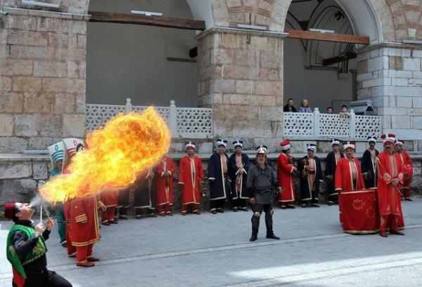 Mehter ve kl kalkan ekibi gsteri yaparken, atebaz da nefes kesen bir gsteri sundu. Tahtabacak, Karagz gsterileri de yapld.