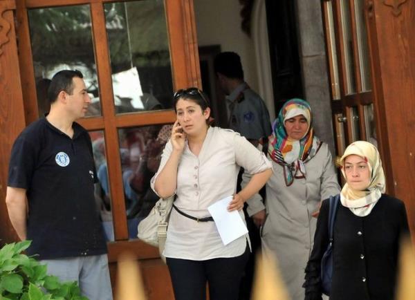 Vatandalar, "Baka ehirlerden ecdadmza dua etmek iin geldik. Cami ve trbe avlusunda dn m olur? alg sesinden ne dua edebildik, ne namaz klabildik. Dn ve cemiyetlerin yaplaca yer belli" diye tepkilerini dile getirdi.