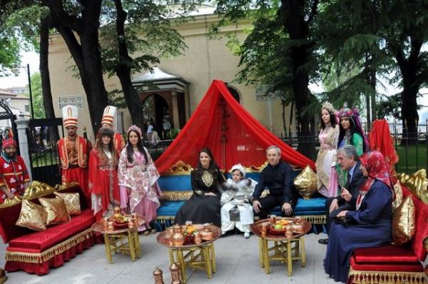 Bursa Vali Yardmcs Mehmet zcan, padiah Murad Hdavendigr?n trbesinin de iinde bulunduu ekirge?deki tarihi caminin avlusunda 6 yandaki olu Mehmet iin algl ve atebazl snnet dn yapt