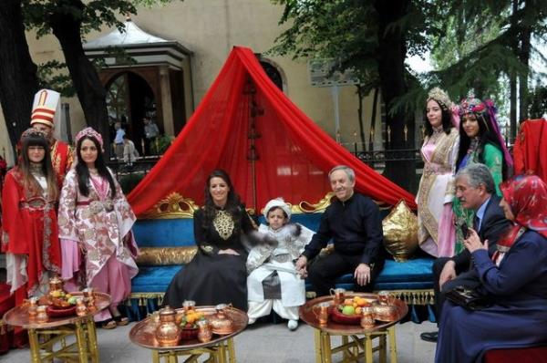 Vakflar Blge Mdrl yetkilileri, bu meknlarn korunmas ve bakm gibi konular protokolle belediyeye devrettiklerini ancak protokolde bu meknlarda dnlere izin verilmediini kaydetti.