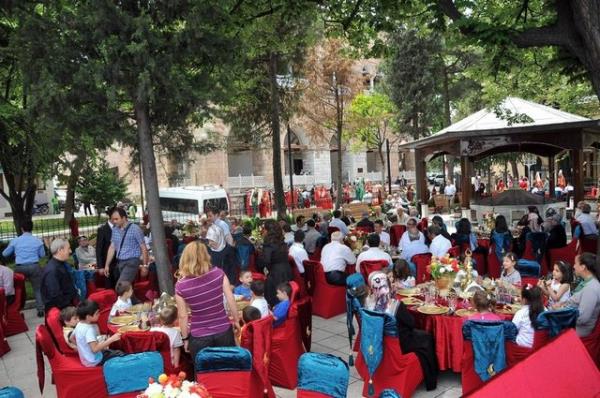 Vali Yardmcs Mehmet zcan ve ei Nkhet zcan, misafirlerini, masalarla donatlan cami avlusunda arlad.