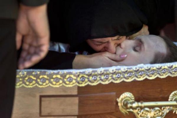 Ukrayna`daki sendika yangnnda hayatn kaybeden Rusya yanls Andrey Brazevski'nin cenazesinde duygusal anlar yaand. Odessa'da getiimiz hafta yaanan yangnda hayatn kaybeden 27 yandaki Brazevski'nin cenaze treninde kz arkadann gen adamn cansz bedenini pmesi objektiflere yansd.