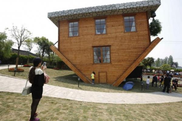 Fengjing Kasabas?nda turistik amala ina edilen ?Ters Ev? turistlerin ilgisini ekmeyi baaryor. in