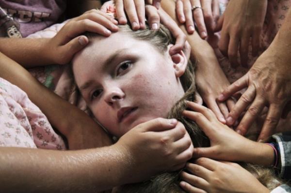 Hasta bir kzn, lmnden ksa bir sre nce etrafnn aile fertleri tarafndan sarld n belgeleyen fotoraf birinci seildi. Hasta bir gen kzn, lmnden ksa bir sre nce etrafnn aile fertleri tarafndan sarld n belgeleyen fotoraf, Avustralya`da bir fotoraf yarmasnda birinci seildi. Fotorafta Kirrilee Edwards isimli 9 yandaki kz, yaknlar tarafndan kendisine son dokunular yaplrken grlyor.