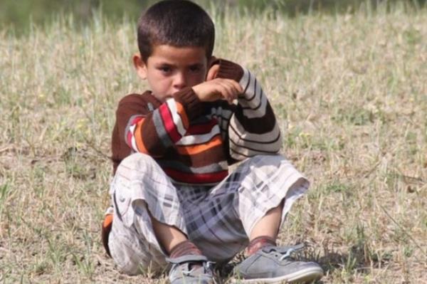 Manisa`nn Soma ilesindeki maden faciasnda hayatn kaybeden Ahmet elik`in cenazesi, memleketi Adana`da topraa verildi. Ahmet elik`in yeeni Osman ise, yrekleri kanatt. 6 yandaki Osman Gbek?in, bir kenara ekilip alamas grenlerin yreini burktu.