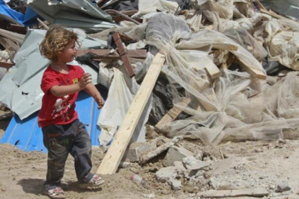 srail buldozerleri tarafndan evi yklan Filistinli bir kz ocuu harabelerin arasnda geziniyor.