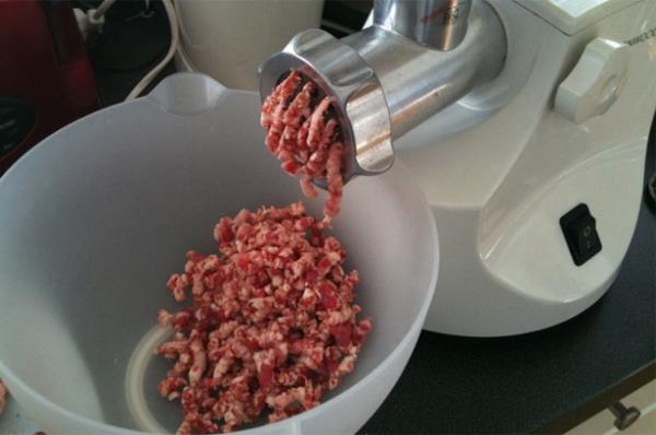 <b>Kyma makinesi:</b> Ev yapm erite hazrlamak iin kyma makinesini kullanabilirsiniz. Demir dkme tava: Tane karabiberinizi ezmek iin demir dkme tavanz kullanabilirsiniz. Ayrca kahve tcnz kullanarak tane karabiber ekebilirsiniz.