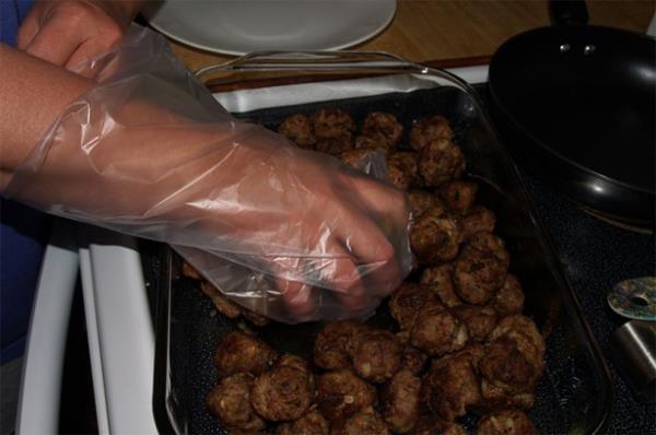 <b>Poet:</b> Tavalarnz yalarken ellerinizin temiz kalmasi iin kk bir poet kullanabilirsiniz. Elinizi poetin iine geirdikten sonra bir para tereyan elinize alp tavay ovalayn, iiniz bitince poeti ters evirip pe atn.