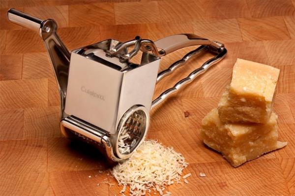 <b>Peynir rendesi:</b> Hamur paralarn ya da biskvileri abucak hazrlamak iin rende kullanabilirsiniz. Tereyan unun iine doramak yerine donmu tereya parasn rendeleyip unla kartrabilirsiniz. Ayrca havu veya soan gibi sebzeleri peynir rendesiyle ince dilimler halinde hazrlayabilirsiniz.