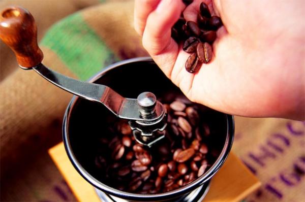 Baharatlarz ezmek iin kahve tcnz kullanabilirsiniz: Baharatlarnz ya da dier tohumlarnz tane olarak alp kendiniz trseniz besin deeri daha fazla olur. Baharatlarnz ve ifal otlarnz ezmek iin kahve tcsn kullanabilirsiniz.