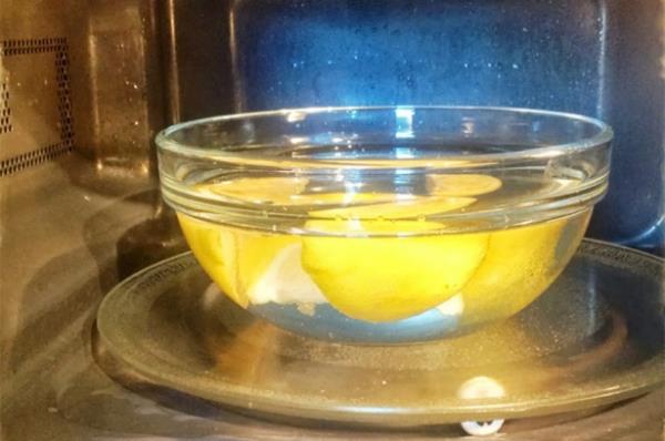 Mikrodalga frn: Bir limonun suyunu skmak iin mikrodalga frn kullanabilirsiniz. efler limonunun suyunu skmak iin 10 saniye mikrodalga frnda tutmanz, bylece limonun hcreleri zleceini ve suyunun ok daha hzl akacan belirtiyorlar.