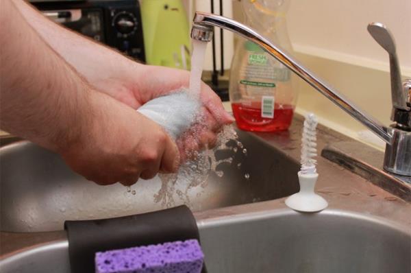 <b>Paslanmaz elik evye:</b> Elleriniz sarmsak ya da soan m kokuyor? Ellerinizi slatn ve paslanmaz elikten yaplm mutfak lavabonuza srn. Parmaklarnzn arasn ve yanlarn da lavaboya srerek ovalayn. Tm kt kokular gidecektir.