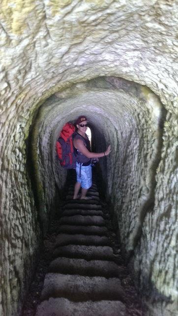 Adam da kznn lmnden sonra onun ansna 72 basamakl bu tneli yapt.