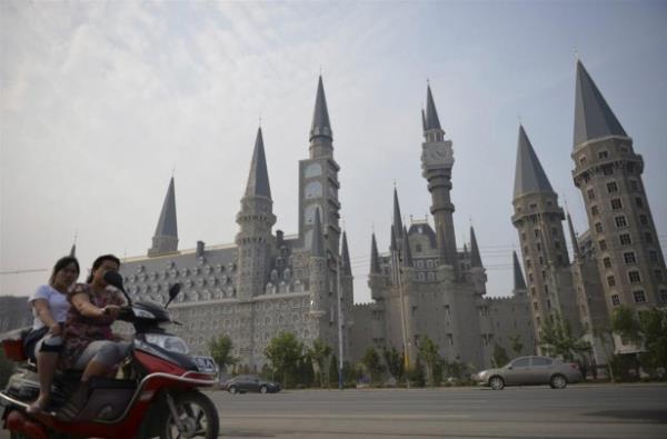 <p><b>Hogwarts</b></p>  Hebei Gzel Sanatlar Akademisi kamps 'Harry Potter' serisinin getii okul olan Hogwarts'a benzerlii ile dikkat ekiyor.
