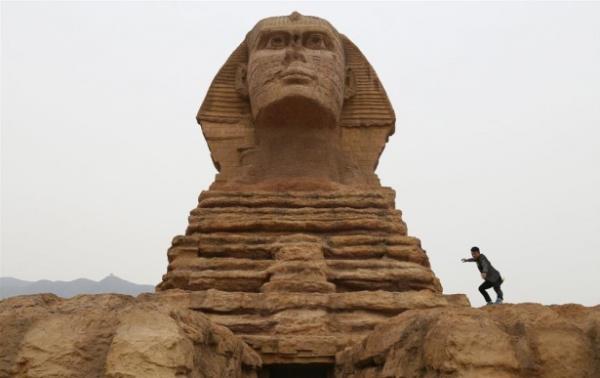 <p><b>Msr - Sfenks</b></p>  Kendi zengin kltrel miras ile Asya devi in, ayn zamanda dnyann drt bir yanndaki nl mimari eserleri, hatta ehirleri kopyalamay da ihmal etmiyor. Yaptklar kopyalarn kimileri ok baarl olsa da kimileri ise tam bir hayal krkl. te in'in kopyalad yaplardan bazlar...