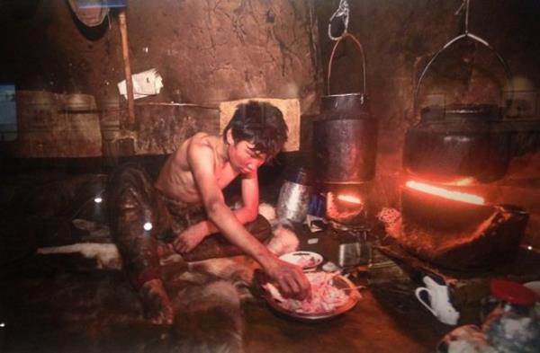 Arktik blgelerde 'yerli' halklara mensup insanlarn says giderek azalyor, ancak Sibirya'nn ssz topraklarnda kalan bu az saydaki kii, blgenin yaltlml yznden geleneksel yaam biimini hem kltrel hem de ekonomik olarak srdryor.