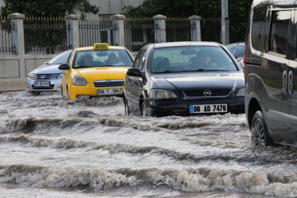 Elektrik tellerinin kopmas�na da neden olan f�rt�nan�n yol a�t��� hasar� tespit i�in �al��ma ba�lat�ld�.