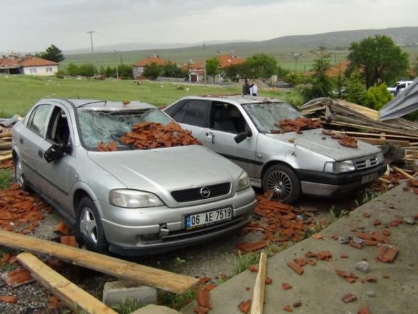 Ankara'da etkili olan f�rt�na, Elmada�'da cami minaresini y�kt�. Bir evin �at�s�ndan kopan par�alar ara�lara zarar verdi.