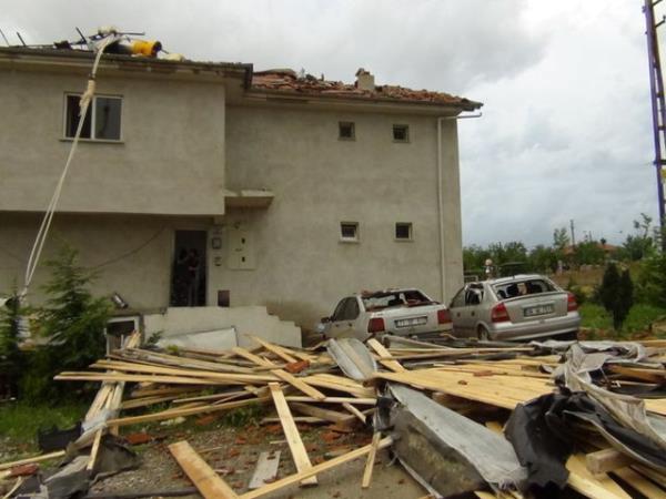 Ayn� yerdeki bir evin �at�s�ndan kopan par�alar, iki otomobile zarar verdi. Kaymakam Resul K�r, mahallede inceleme yaparak, yetkililerden bilgi ald�.