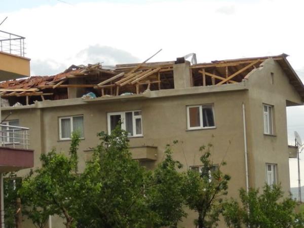 Dolu ya����yla ba�layan f�rt�na, Lalabel Mahallesi'ndeki bir caminin minaresini devirdi. Minare, �zerine devrildi�i caminin bir b�l�m�nde zarara yol a�t�.