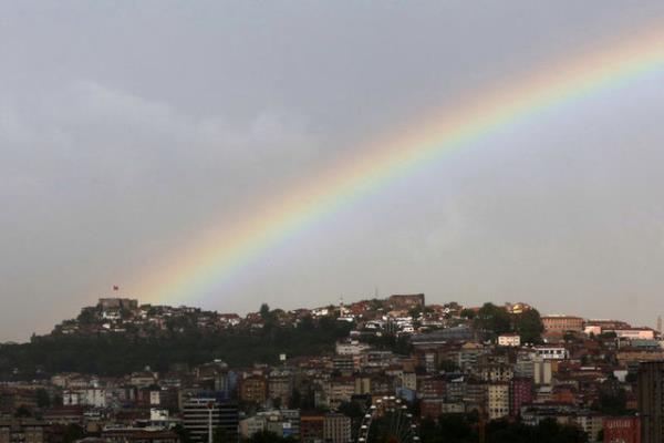 <p><b>ANKARA KALES� �ZER�NDE G�KKU�A�I S�RPR�Z�</b></p>   Ba�kent'te ak�am saatlerinde aniden bast�ran ya�mur ve dolu ya���� sonras�nda Ankara Kalesi �zerinde G�kku�a�� belirdi. AA - CHA