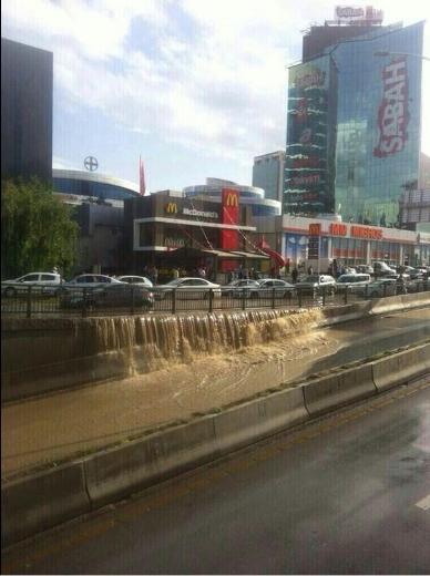 Ankara'da etkili olan sa�anak ya��� sosyal medyada esprilere neden oldu. ��te foto�raflarla birbirinden ilgin� o espriler...     <p>Ba�kan�m Ankara'ya deniz getirece�im demi�tin de sana inanmam��t�k �lke olarak mah�ubuz.</p>