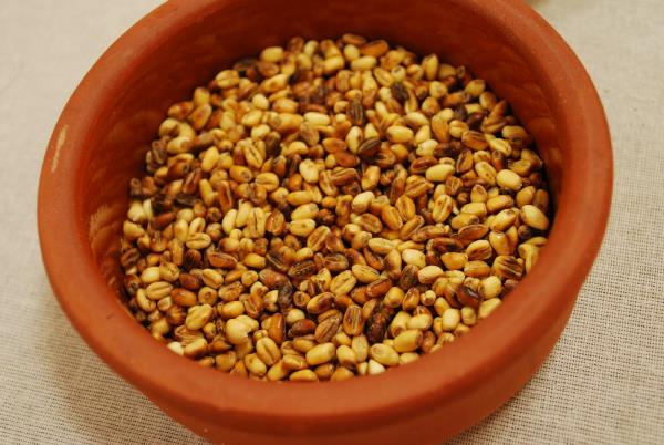 <p><b>Bu�day K�r�z</b></p>  Kaynamakta olan bir bardak suya 5 yemek ka���� anadolu bu�day� (karak�l��k bu�day�) at�yoruz ve 10 dakika k�s�k ate�te kaynat�yoruz. Kaynama s�resi bittikten sonra ocaktan al�yoruz ve �l�mas�n� bekliyoruz. Il�d�ktan sonra s�z�yoruz ve ak�am yemeklerinden bir saat sonra bir su barda�� i�iyoruz.