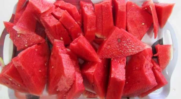 <p><b> Karpuz </b></p>  Karpuzun i�erisinde domateste oldu�u gibi likopen var. Yaz mevsimi i�in bulunmaz bir nimettir. Karpuzun kabuklar�n� l�tfen b�y�kba� hayvanlar�n�za verin. Karpuz kabu�u inekler i�in bol s�t artt�r�r.