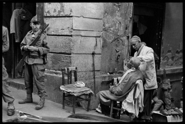 1960 y�l�nda Cezayir i� sava��nda Frans�z askeri sokakta ayaklanma ��kacak m� diye beklerken...