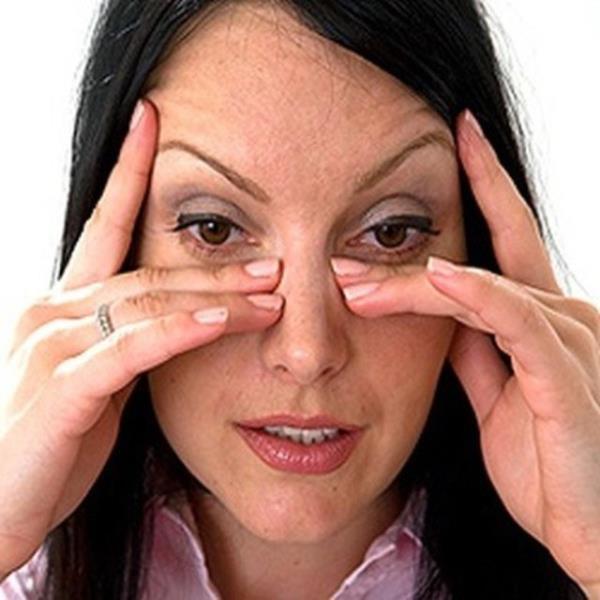 Sin�zit gibi hava yolu rahats�zl�klar� ve burun t�kanmas�na neden olan di�er durumlar geceleri a��zdan nefes almam�za neden olur. Bu durum a��z� ve bo�az� kurutarak bakterilerin �remesi i�in ideal bir ortam olu�turur.