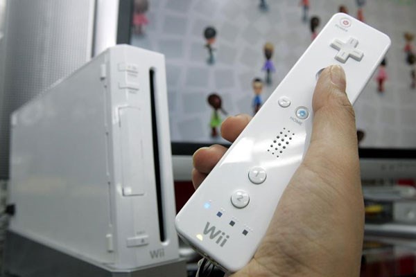 <p><b>Nintendo Wii</b></p>  Orijinal Nintendo Wii'nin �retimi 2013 Ekim ay�nda sona erdi. G�n�m�ze ayak uyduran bir oyun konsolu isteyenler Wii U, Xbox One ya da Playstation 4'ten birini tercih edebilir.