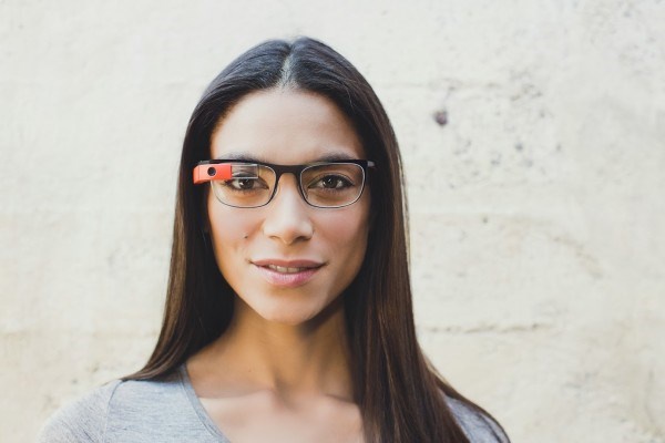 <p><b>Google Glass</b></p>  Google, Glass �r�n�n� teknoloji severler aras�nda moda haline getirmeye �al��sa da, kimse sokakta Google Glass takarken g�r�lmek istemiyor. Google Glass bilgisayar teknolojisinin gelece�ine ���k tutsa da, bu �r�n� kullanmak sokakta �ok fazla istenmeyen ilgiye neden oluyor.