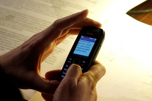 <p><b>'Ak�ls�z' telefonlar</b></p>  Telefon etmek ve mesaj atmak d���nda bir �zelli�i olmayan cep telefonlar� tarihe kar���yor. G�n�m�zde Android tabanl� ak�ll� telefonlar, eski model telefonlarla neredeyse ayn� fiyata sat�l�yor