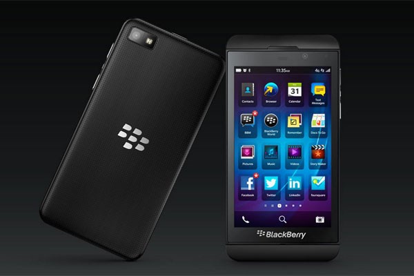 <p><b>BlackBerry Z10</b></p>  BlackBerry Z10 ilk ��kt���nda hakk�ndaki yorumlar olumluydu. Ancak k�s�tl� uygulama se�ene�i bu telefonun zay�f noktas� olarak kald�.