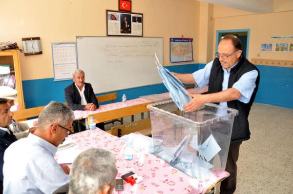 Belediye ba�kanl��� oy zarf�ndan muhtar pusulas�n�n ��kmas� �zerine AK Parti itiraz etmi�ti.