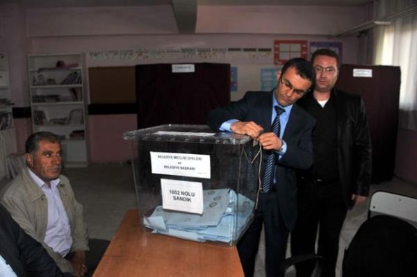 Ge�en se�imlerde resmi olmayan sonu�lara g�re, bin 410 oy alan AK Parti'nin aday� Kaz�m Misafir, yeniden belediye ba�kanl���na se�ilirken, MHP'nin aday� K�bra Sever Ta�k�ran bin 360 oy ald�. YSK, MHP'nin itiraz� �zerine se�imler iptal edilmi�ti