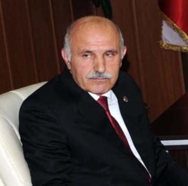 <p><b>YE��LYURT</b></p>   AK Parti Tokat �l Ba�kan� Adem �elik, Ye�ilyurt il�esinde belediye ba�kanl���na, resmi olmayan sonu�lara g�re, adaylar� Kaz�m Misafir'in yeniden se�ildi�ini a��klad�.