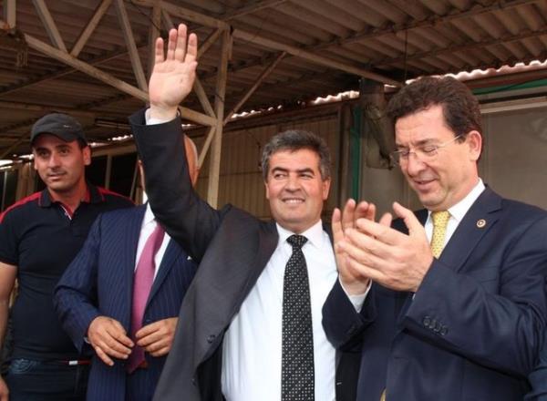 <p><b>BUHARKENT</b></p>  AK Parti Ayd�n Milletvekili G�ltekin K�l�n�, Buharkent il�esinde yeniden yap�lan se�imde belediye ba�kanl���n� resmi olmayan sonu�lara g�re, adaylar� Mehmet Erol'un kazand���n� bildirdi.