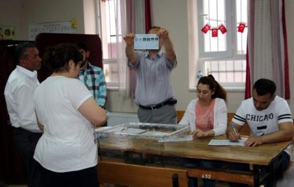 8263 se�menin oy kuland��� Buharkent'te 8142 oy ge�erli say�ld�.