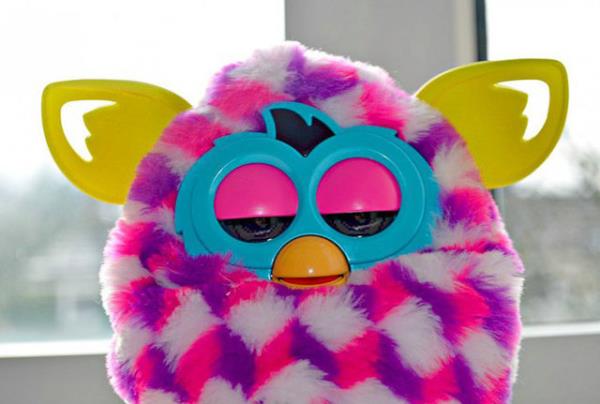 <p><b>4. Furby </b></p>  �ok sevimli, yumu�ac�k, g�zlerini oynat�yor falan ama aileniz, sizin bununla oynama ihtimaliniz ile fiyat�n� g�z �n�nde bulundurunca maalesef al�nmayan oyuncaklar listesine giriyor.