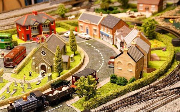 <p><b>7. 1 turu 15 dakika s�ren tren setleri </b></p>  Tam bir kasaba. T�nelleri, istasyonu, evleri, insanlar� ile ya�ayan bir �ehir. Ama biz bunun ancak tek turu 5 saniye s�renini g�rd�k.