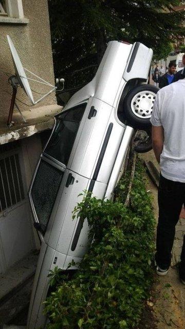 Kazada ev ile yol aras�na s�k��an otomobilde bulunan s�r�c� kazay� yara almadan atlatt�.