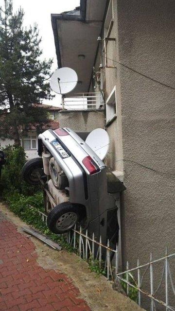 Kaza, Medrese Mahallesi Vezirk�pr� Caddesi'nde meydana geldi. Edinilen bilgiye g�re, Fikret Kurum idaresindeki 05 LH 467 plakal� otomobil, s�r�c�s�n�n direksiyon hakimiyetini kaybetmesi sonucu yoldan ��karak bir evin bah�esine u�tu.