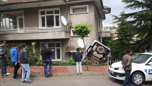 Samsun'un Havza il�esinde bir otomobil direksiyon hakimiyetinin kaybedilmesi sonucu bir evin bah�esine u�arak yol ile evin aras�na s�k��t�.