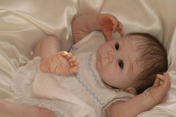 Sahte bebekler, ger�ekleri gibi b�y�m�yor, ama ger�ekleri gibi a�l�yor, mama yiyor, alt�n� kirletiyor ve yemekten sonra gaz�n�n ��kar�lmas�n� bekliyor.