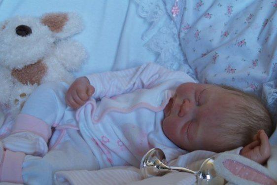 Sahte bebeklere sahip olmak i�in servet �deyen sahte anneler, bebeklerine ger�ekleri kadar s�k elbise al�yor, bebek arabas�na koyarak parkta y�r�y��e ��kar�yor, kom�u gezmesine gidiyor.