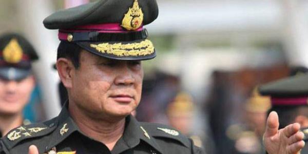 Yaklak alt ay iinde 28 kiinin hayatn kaybettii, 700'e yakn kiinin de yaraland gsterilerin ardndan gelen darbenin olaylarn daha da ktye gitmesinin engellenmesi iin gerekli olduunu belirten Prayut, "Tm Taylandllar sakin kalmal, hkmet yetkilileri de her zamanki gibi almal" dedi.